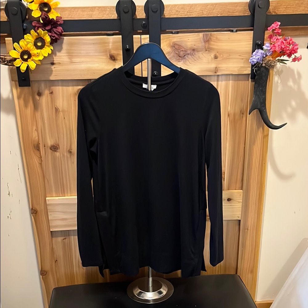 Daily Ritual Elegant Black Long Sleeve Tee with Halfway Open Sides